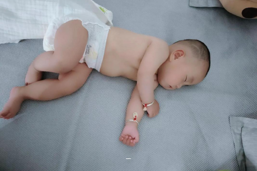 湖州宝宝胳膊上起红疙瘩